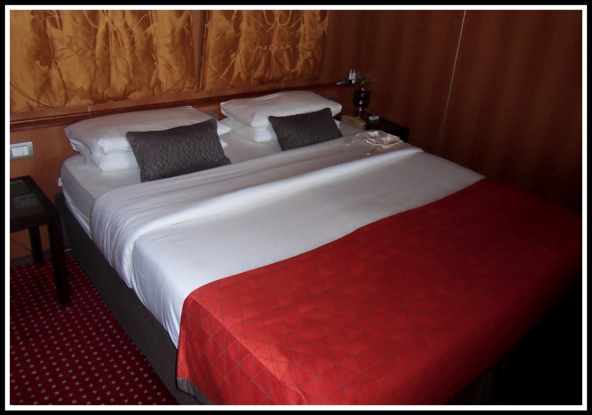 Suite bedroom with excellently folded bed covers