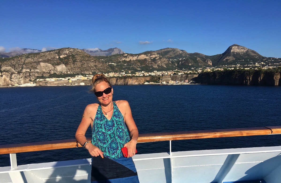 Sarah stood on the ship with the coatline gehind he