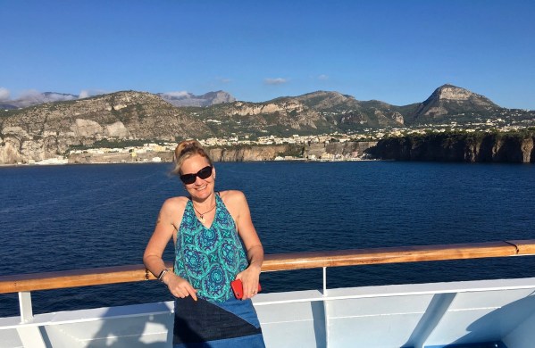 Sarah stood on the ship with the coatline gehind he